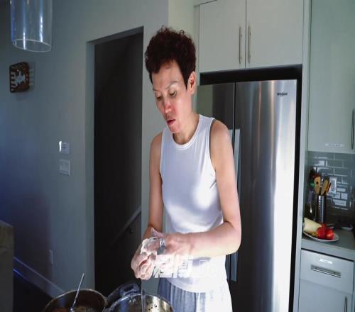 球迷调侃:杨瀚森妈妈真不爱笑啊就没见她笑过