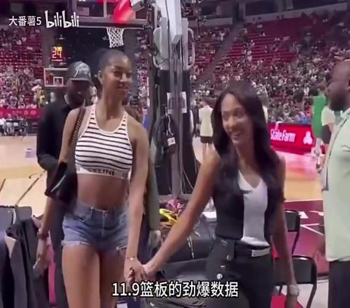 杜蘭特單身不是沒(méi)理由的！妹子坐在旁邊一起看球，KD居然全程低頭玩手機(jī)