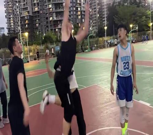 每次防守都故意犯规!野球场遇到这种选手真的会恼火!