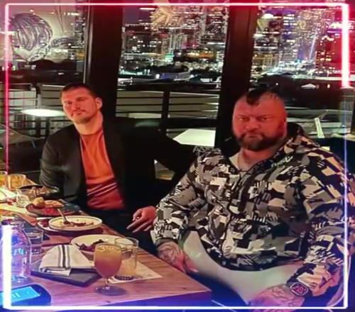 身高2米13，體重260斤的約基奇，在他哥哥面前，簡直有種小鳥依人的感覺
