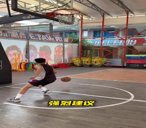 下次突破到籃下試試這個腳步細(xì)節(jié)不僅不會被帽還能帥氣反籃