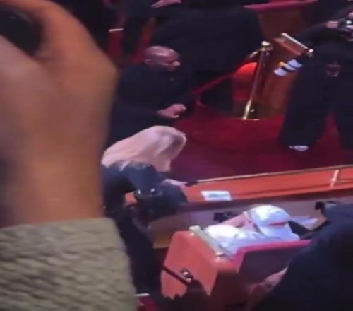 当众撒狗粮!阿黛尔在大庭广众下拥抱亲吻未婚夫里奇保罗