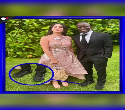 网友:谁能帮他买双皮鞋吗坎特穿着运动鞋参加朋友婚礼