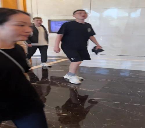 林书豪来沈阳了,热情给每一位粉丝签名,工作人员拦都拦不住