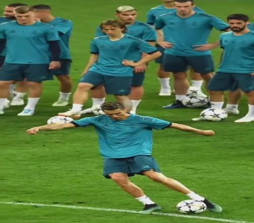 C罗:看好了,我只演示一遍!