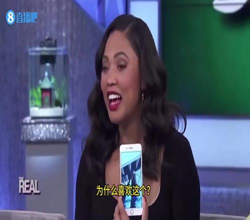 阿耶莎曾在节目中透露:库里是足控,他很迷恋我的玉足