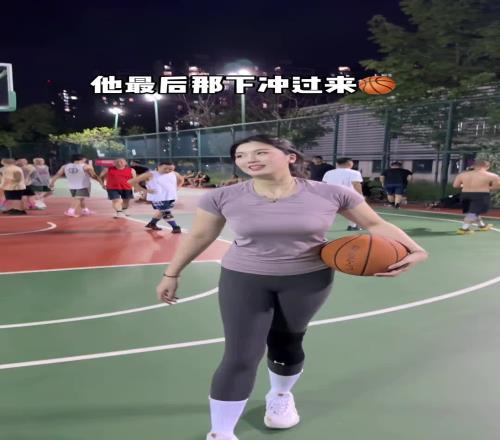 肘子姐野球场打球:大哥冲上来对抗一下我人懵了