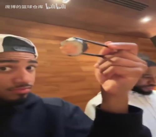 名场面!哈利伯顿一脸享受地品尝食物,但镜头一转的布伦森