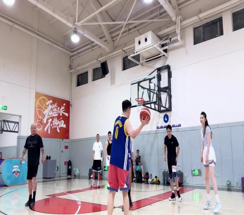 进步很快!小姐姐晒视频:学打球的第七月享受篮球带来快乐