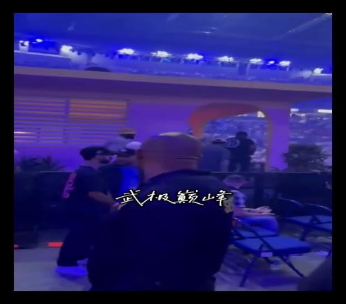 詹姆斯現身壞兔子演唱會引起轟動！現場響起MVP喊聲！
