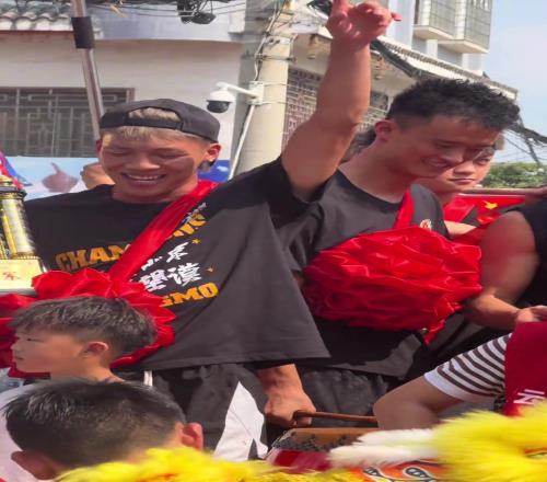 太有氛圍了！紫云縣隊，兩連冠游街活動！