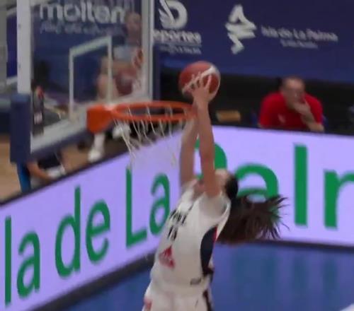 解說都震驚了！U18歐錦賽法國18歲女籃小將快攻雙手炸扣