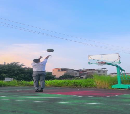 這商務(wù)跳投看著還挺絲滑的
