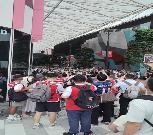 大軍壓境！中國香港場外熱刺球迷組團進入球場，槍迷送上噓聲