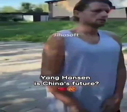 真火了!国外已经有一批网红开始模仿杨瀚森打球了