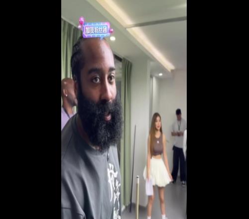 可以啊！登哥中國行打台球，中袋輕推精準命中一旁周玲安驚呼