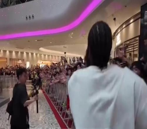 登哥在中国人气就是顶流哈登中国行现场球迷数以万计!!!