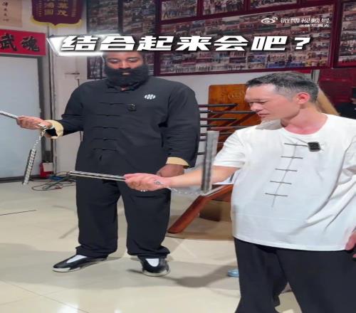 哈哈哈!登哥尝试玩双截棍:眼睛学会了,脑子还没学会