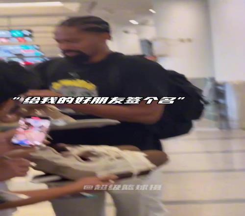 DVD剛落地就給球迷們簽名，去接機(jī)的球迷們太幸福了！