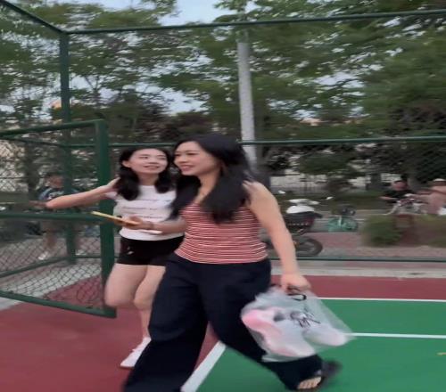 四个网红四种类型,一起打球画面太美了
