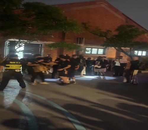 理性追星!狂热球迷控制不住冲向哈登被保安及时制止带走