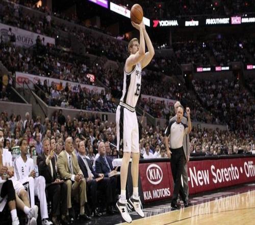 他們專賣“老頭鞋”，卻能簽下19歲NBA未來門面？