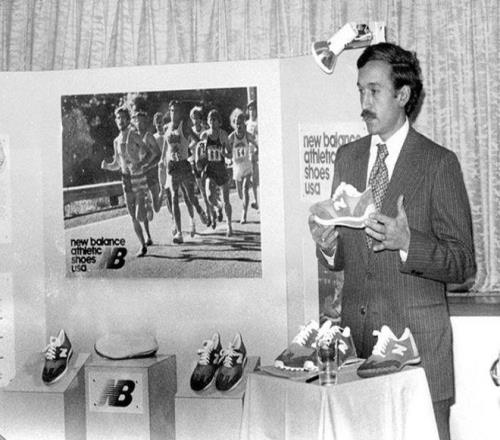 他們專賣“老頭鞋”，卻能簽下19歲NBA未來門面？