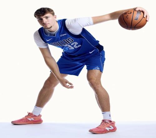 他們專賣“老頭鞋”，卻能簽下19歲NBA未來門面？