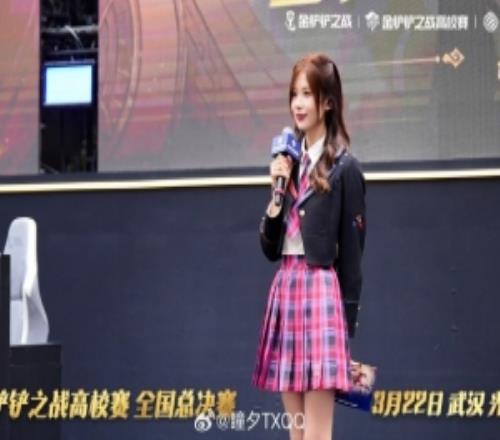 解说瞳夕晒照：今天是主持人体验卡又来了金铲铲高校赛