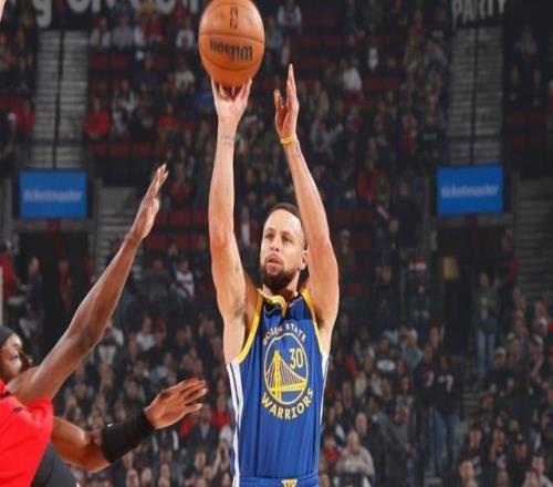 战神库,末节还剩6分钟时库里已投进10记三分,创赛季新高