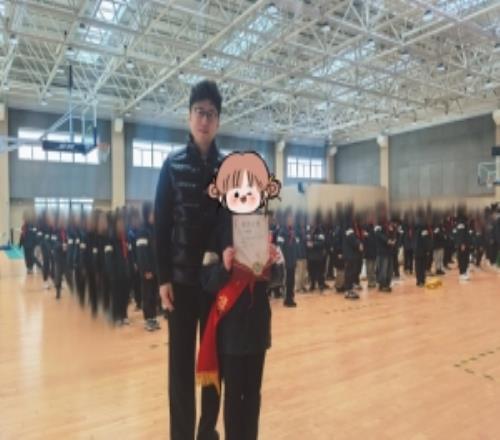 米勒晒照参加孩子家长会：第一次以爸爸的身份受邀演讲，谢谢多多