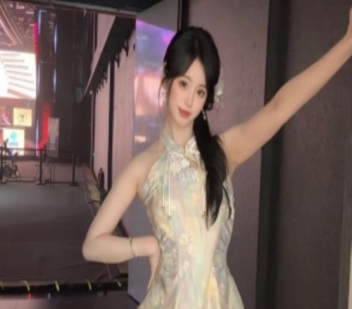 永劫主持人娅鸽晒照：昨天的照片先来啦！