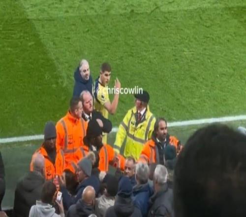 范德芬、波羅賽后疑似和球迷起沖突，最終被熱刺工作人員拖走