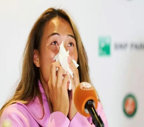 一轮游！2026法网女单首轮：郑钦文0比2出局泪洒发布会