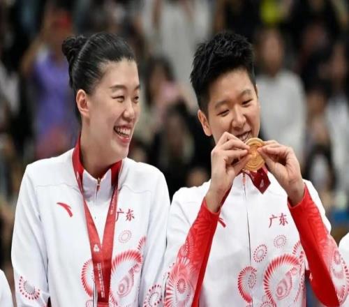 女篮新霸主横空出世!一年内狂揽三冠:郑薇确实比宫鲁鸣更强