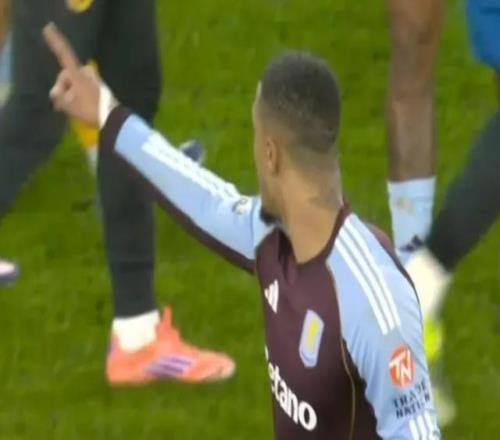 不敌狼队后孔萨情绪失控,险些冲到场边与球迷对峙