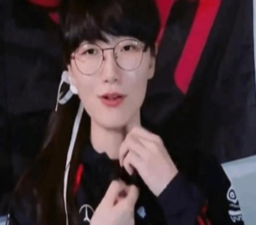 玩家炸鍋女版“Faker”回應(yīng)是否去線下看T1：找個(gè)直播觀賽點(diǎn)