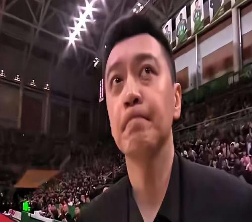 有谁注意到,昨晚比赛中,杨鸣的表情举动,都在发出无声的抗议啊