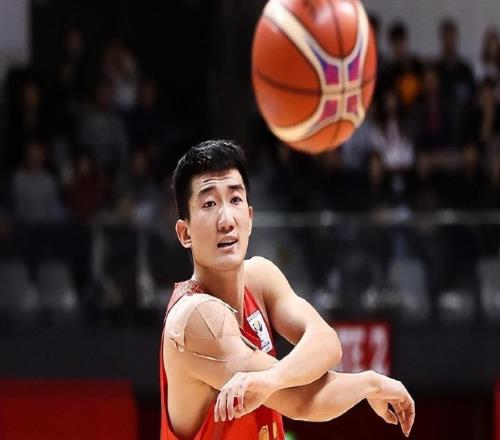 关键上篮稳定军心!孙铭徽送11助攻击杀北京他还不如高诗岩吗