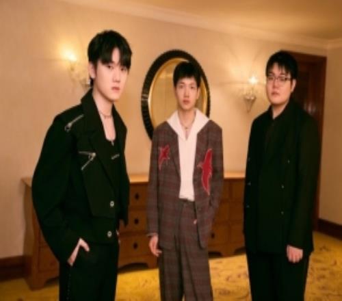 TES分享选手时尚照:竞燃之夜返图来啦好久不见的桃仁们