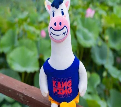 南马郑马加油鸭!马拉松超级周末的联名玩偶大比拼