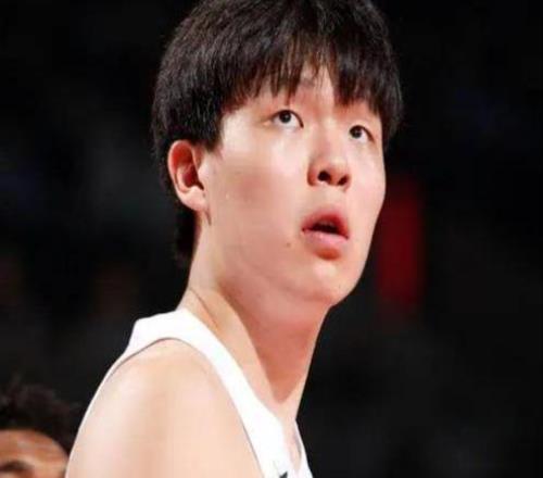 融入美國(guó)斯普利特生日楊瀚森被點(diǎn)名唱中文生日歌,教練笑呵呵鼓掌