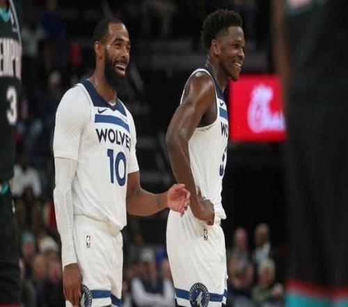 华子打着比赛竟聊起橄榄球老将康利:带这孩子真不容易