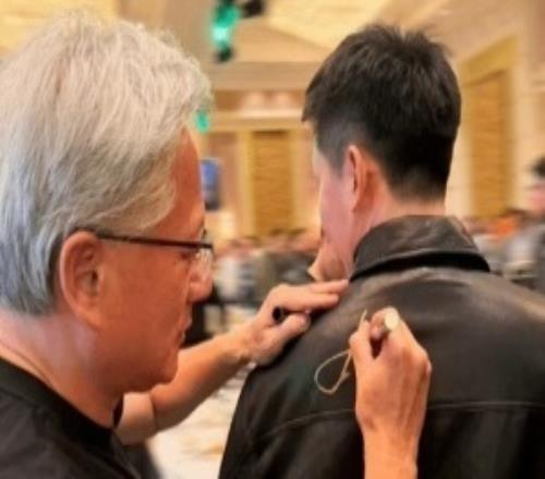 英偉達員工曬年會最牛年終獎：黃仁勳親筆簽名的皮衣