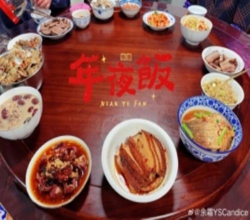 余霜晒照：超级有年味的新春！大人小孩们站一排放烟花