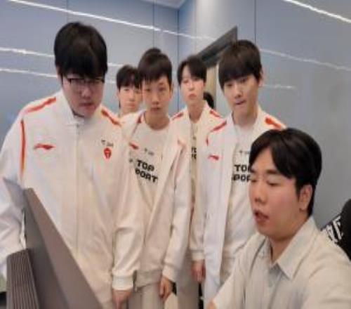 Homme:TES是一支对线落后就很难翻盘的队伍,所以我倾向选择前期阵容