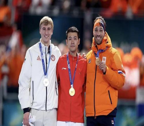 破奥运纪录！宁忠岩在米兰冰场创造历史