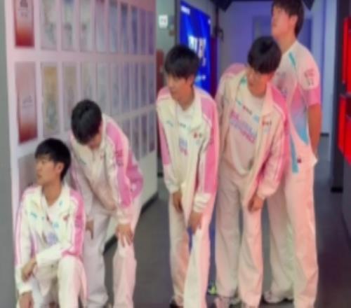 BLG分享賽後拍攝花絮:有人的小手不太幹淨