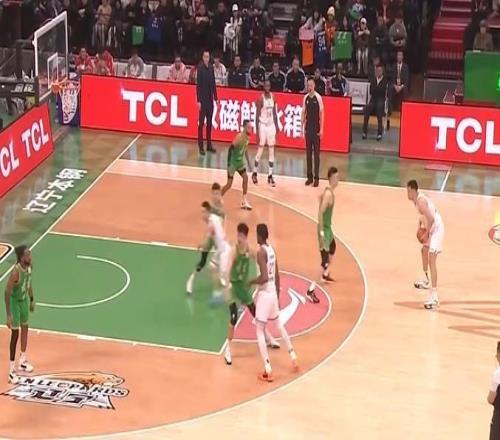 辽宁被上海胖揍!张陈治锋亮眼莫兰德低迷威尔斯稳健输出