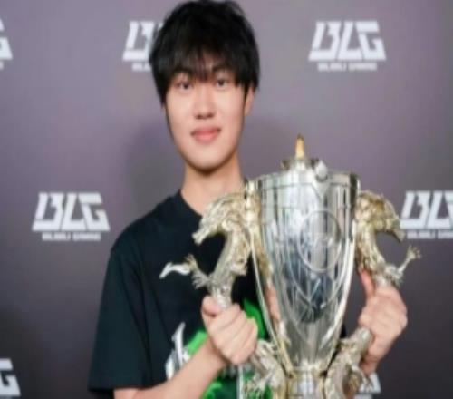 維護369！knight回複網友：和我一隊23年三冠20年一冠一隊怎麽了